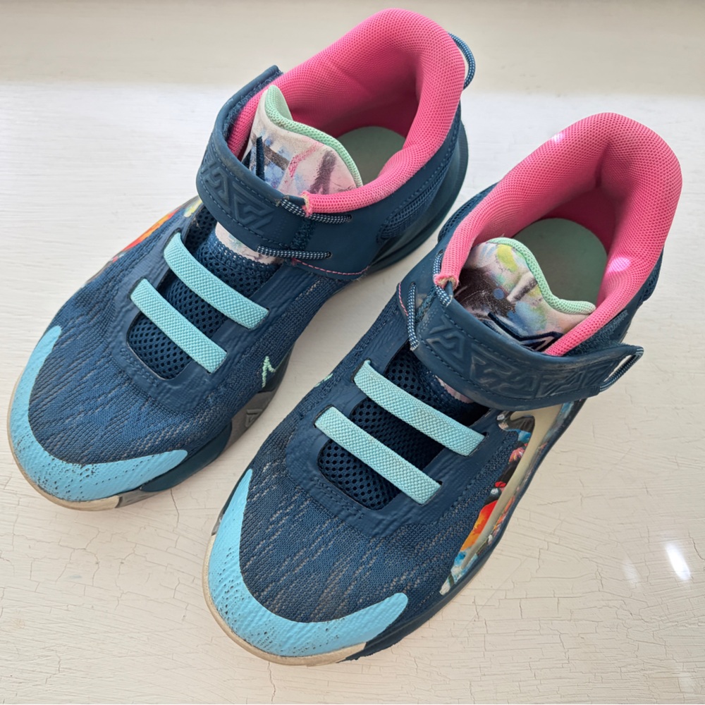 Kids Athletic Giannis Immortality Sneakers in Navy and Pink - size 3